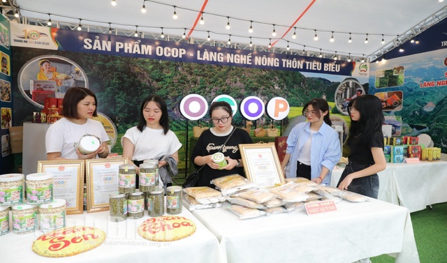 Gian hàng giới thiệu sản phẩm OCOP Ninh Bình tại điểm du lịch Phố cổ Hoa Lư. Gian hàng giới thiệu sản phẩm OCOP Ninh Bình tại điểm du lịch Phố cổ Hoa Lư.