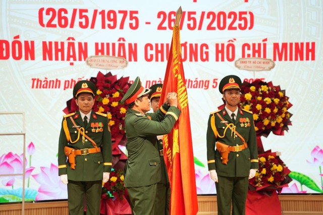 Lễ kỷ niệm 50 năm ngày truyền thống bệnh viện Quân y 175 và đón nhận huân chương Hồ Chí Minh- Ảnh 4. Lễ kỷ niệm 50 năm ngày truyền thống bệnh viện Quân y 175 và đón nhận huân chương Hồ Chí Minh- Ảnh 4.