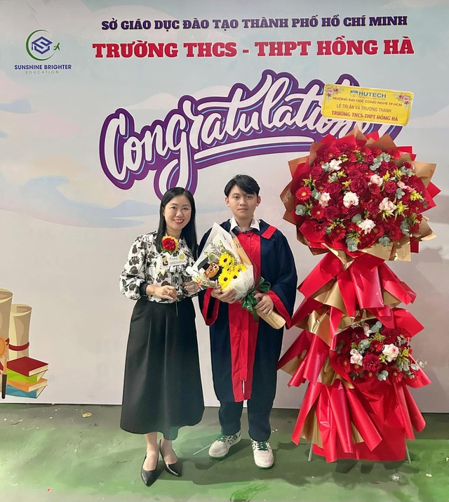 chị Ái Vi phụ huynh lớp 12A5 cùng con trai tại lễ trưởng thành. chị Ái Vi phụ huynh lớp 12A5 cùng con trai tại lễ trưởng thành.