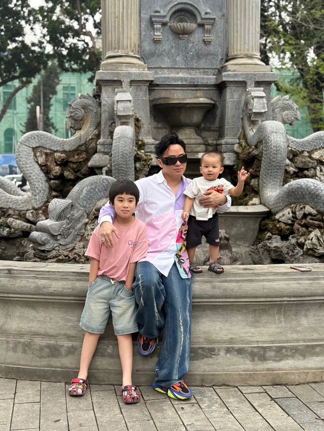 Mối quan hệ của divo Tùng Dương với con riêng của vợ từng lỡ một lần đò, hơn 2 tuổi- Ảnh 1. Mối quan hệ của divo Tùng Dương với con riêng của vợ từng lỡ một lần đò, hơn 2 tuổi- Ảnh 1.