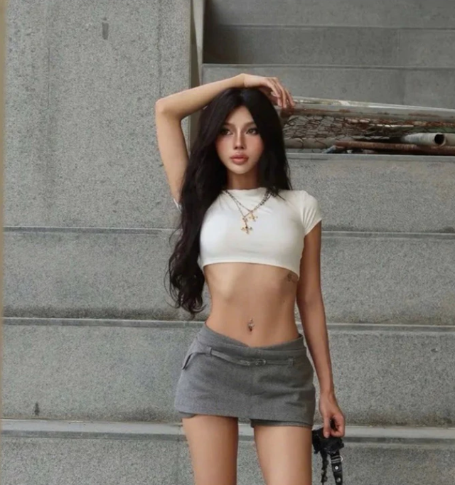Cô gái có chiều cao khiêm tốn lại là IT Girl toàn cầu, chứng minh: Chỉ cần mặc đẹp, dẫu không cao thì người khác vẫn ngước nhìn!- Ảnh 14. Cô gái có chiều cao khiêm tốn lại là IT Girl toàn cầu, chứng minh: Chỉ cần mặc đẹp, dẫu không cao thì người khác vẫn ngước nhìn!- Ảnh 14.