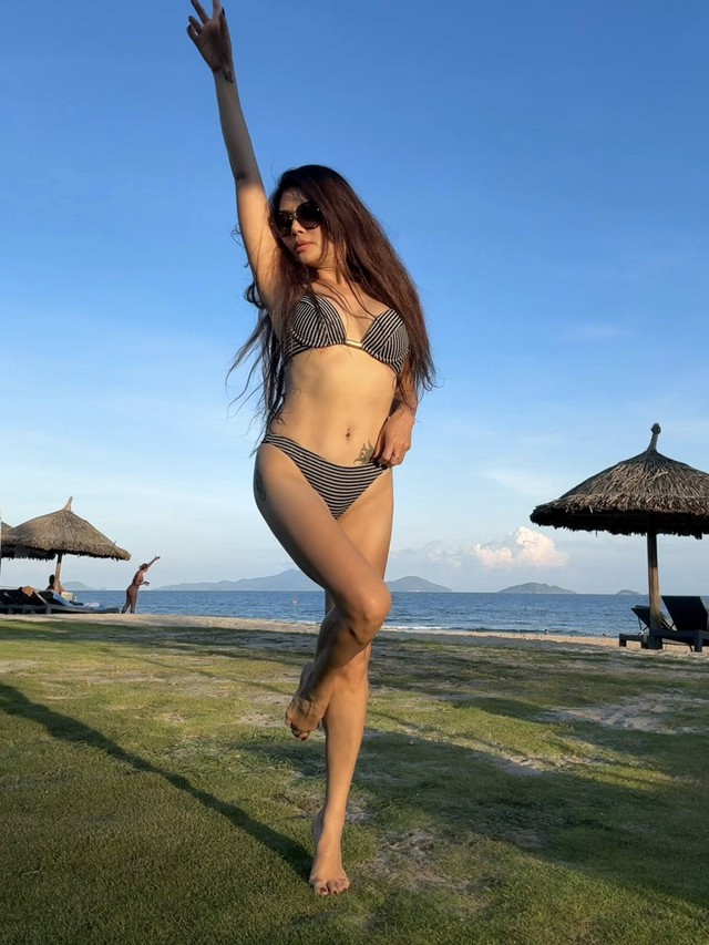 Nữ nghệ sĩ đình đám diện bikini, khoe body gợi cảm, cơ bụng 6 múi ở tuổi 50- Ảnh 2. Nữ nghệ sĩ đình đám diện bikini, khoe body gợi cảm, cơ bụng 6 múi ở tuổi 50- Ảnh 2.