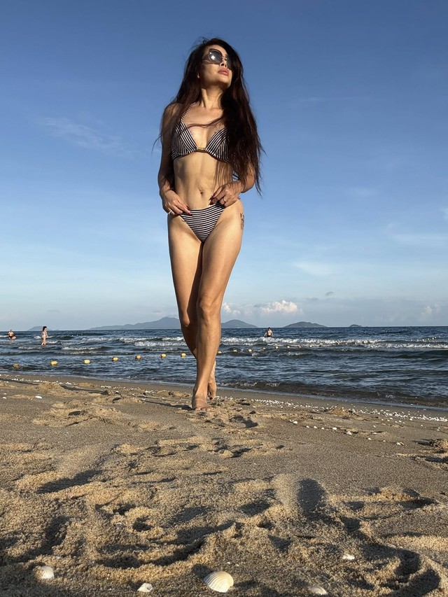 Nữ nghệ sĩ đình đám diện bikini, khoe body gợi cảm, cơ bụng 6 múi ở tuổi 50- Ảnh 4. Nữ nghệ sĩ đình đám diện bikini, khoe body gợi cảm, cơ bụng 6 múi ở tuổi 50- Ảnh 4.