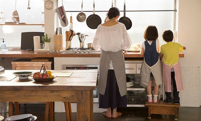 Mẹ làm việc nhà quần quật khi 2 đứa con đóng sập cửa phòng: Khoảng cách thế hệ và sự lệch pha yêu thương- Ảnh 4. Mẹ làm việc nhà quần quật khi 2 đứa con đóng sập cửa phòng: Khoảng cách thế hệ và sự lệch pha yêu thương- Ảnh 4.