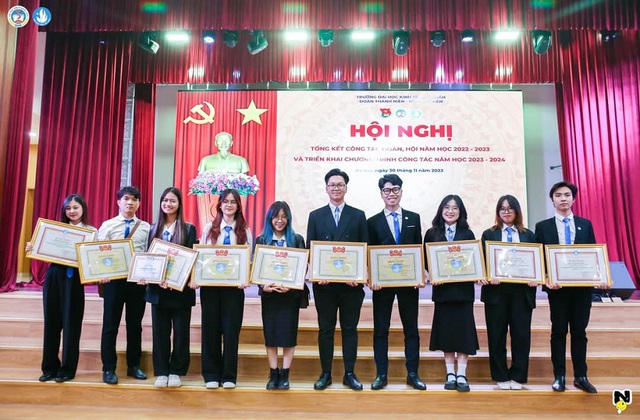 Như Ngọc (đứng thứ tư từ trái qua) nhận bằng khen thưởng của Trung ương Hội Sinh viên Việt Nam. Như Ngọc (đứng thứ tư từ trái qua) nhận bằng khen thưởng của Trung ương Hội Sinh viên Việt Nam.
