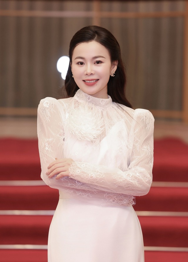 Nữ ca sĩ được chụp ảnh, hát chào mừng Tổng thống Pháp đến Việt Nam là ai?- Ảnh 1. Nữ ca sĩ được chụp ảnh, hát chào mừng Tổng thống Pháp đến Việt Nam là ai?- Ảnh 1.