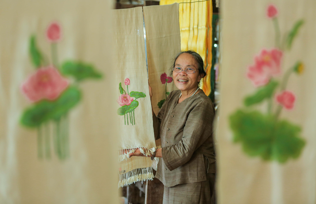 Khăn lụa tơ sen là gì, đắt và hiếm đến đâu?- Ảnh 2. Khăn lụa tơ sen là gì, đắt và hiếm đến đâu?- Ảnh 2.