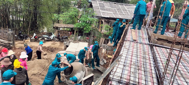 Không khí ra quân xóa nhà tạm, nhà dột nát ở xã Hát Lừu. Ảnh: Trọng Nghĩa. Không khí ra quân xóa nhà tạm, nhà dột nát ở xã Hát Lừu. Ảnh: Trọng Nghĩa.