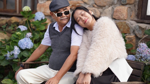Nam NSND đình đám: Tuổi xế chiều vẫn ở trọ, tự ship đồ ăn, hạnh phúc bên bạn gái kém 36 tuổi- Ảnh 1. Nam NSND đình đám: Tuổi xế chiều vẫn ở trọ, tự ship đồ ăn, hạnh phúc bên bạn gái kém 36 tuổi- Ảnh 1.