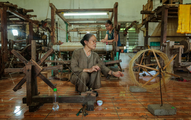 Khăn lụa tơ sen là gì, đắt và hiếm đến đâu?- Ảnh 4. Khăn lụa tơ sen là gì, đắt và hiếm đến đâu?- Ảnh 4.