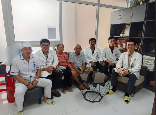 Người bệnh và gia đình khi đi tái khám và một số thành viên đội ECMO khoa HSTC&CĐ Người bệnh và gia đình khi đi tái khám và một số thành viên đội ECMO khoa HSTC&CĐ