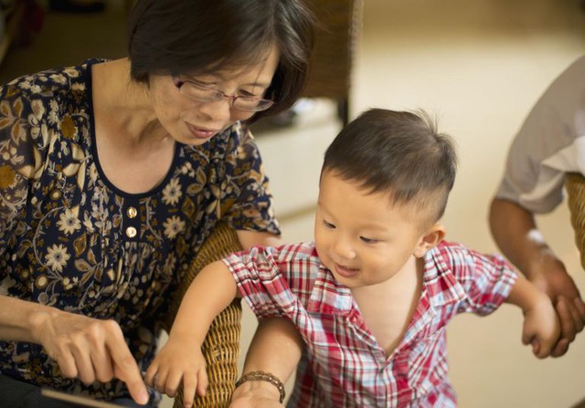 Con gái 8 tuổi nhưng chị chồng vẫn bắt mẹ phải chăm cóc, tôi nhờ bà trông con hộ nửa năm đợi bé đủ cứng cáp đi trẻ thì chị nhảy dựng lên không cho- Ảnh 1. Con gái 8 tuổi nhưng chị chồng vẫn bắt mẹ phải chăm cóc, tôi nhờ bà trông con hộ nửa năm đợi bé đủ cứng cáp đi trẻ thì chị nhảy dựng lên không cho- Ảnh 1.