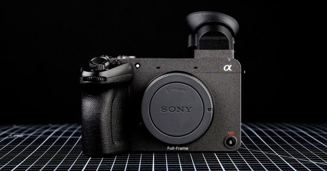 Sony công bố máy quay nhỏ gọn FX2: Ống ngắm điện tử lật lên xuống, rẻ hơn FX3 mà còn nhiều 'chấm' hơn- Ảnh 2.