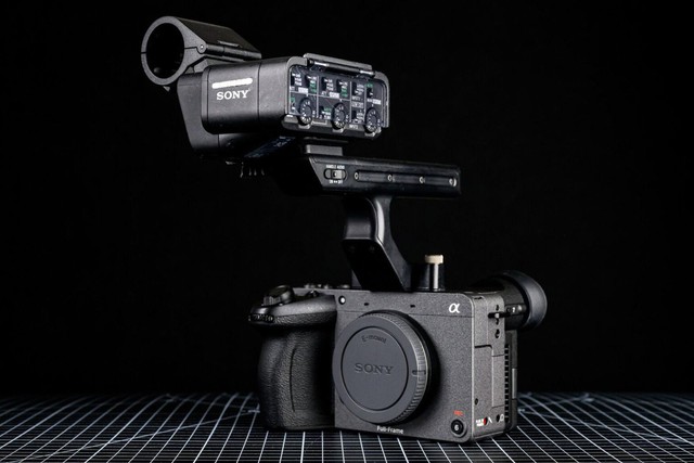 Sony công bố máy quay nhỏ gọn FX2: Ống ngắm điện tử lật lên xuống, rẻ hơn FX3 mà còn nhiều 'chấm' hơn- Ảnh 4.