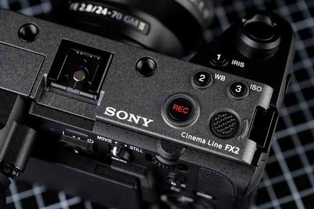 Sony công bố máy quay nhỏ gọn FX2: Ống ngắm điện tử lật lên xuống, rẻ hơn FX3 mà còn nhiều 'chấm' hơn- Ảnh 5.