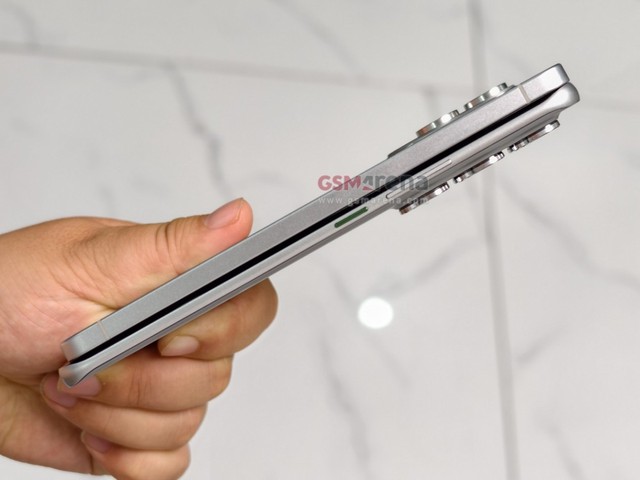 Cận cảnh điện thoại màn hình cong mỏng nhất thế giới tới từ Trung Quốc, đối đầu trực tiếp Galaxy S25 Edge- Ảnh 4.
