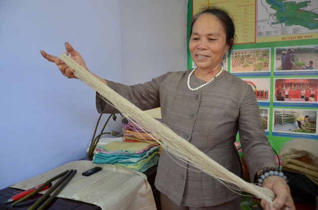 Khăn lụa tơ sen là gì, đắt và hiếm đến đâu?- Ảnh 5. Khăn lụa tơ sen là gì, đắt và hiếm đến đâu?- Ảnh 5.