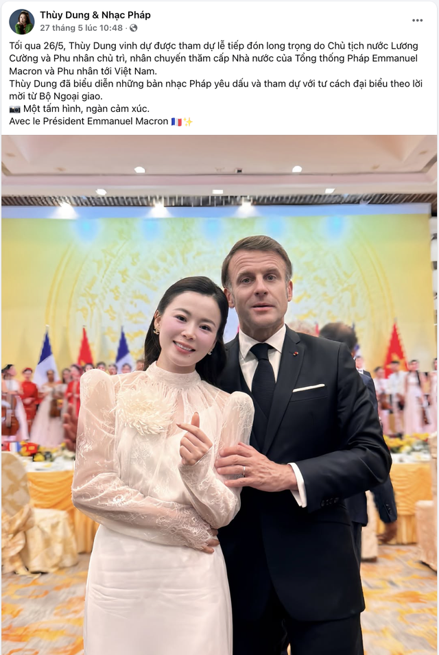 Nữ ca sĩ được chụp ảnh, hát chào mừng Tổng thống Pháp đến Việt Nam là ai?- Ảnh 2. Nữ ca sĩ được chụp ảnh, hát chào mừng Tổng thống Pháp đến Việt Nam là ai?- Ảnh 2.