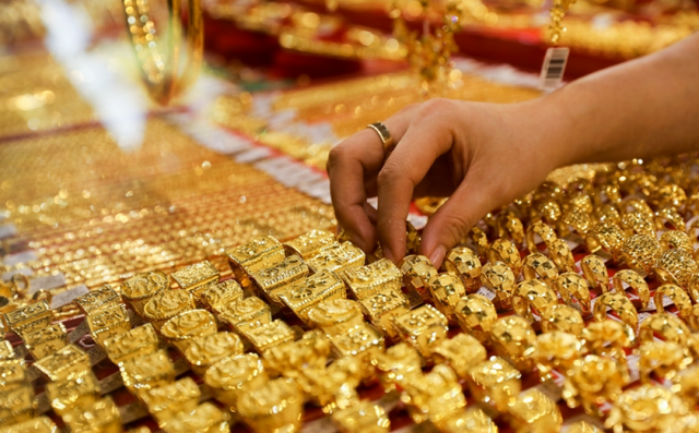 Gi&aacute; v&agrave;ng nhẫn đột ngột giảm, chuy&ecirc;n gia dự b&aacute;o tuần tới đầy biến động, nh&agrave; đầu tư nghỉ lễ kh&ocirc;ng y&ecirc;n- Ảnh 1.