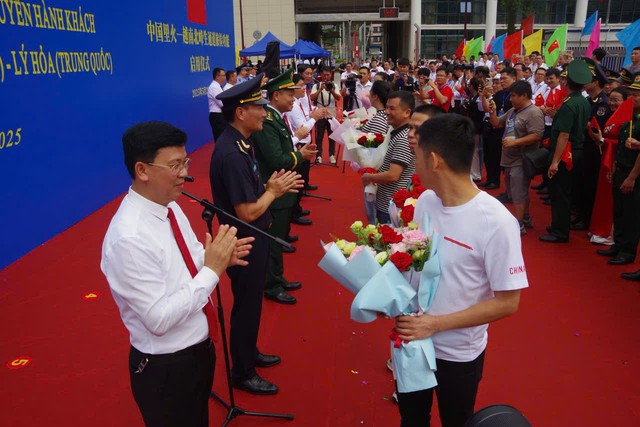 Tặng hoa chúc mừng những du khách đầu tiên. Tặng hoa chúc mừng những du khách đầu tiên.