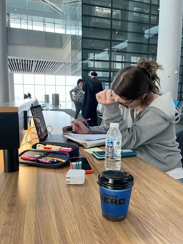 Cái gì cũng giả, chỉ có việc nhiều và lương thấp là thật- Ảnh 3.