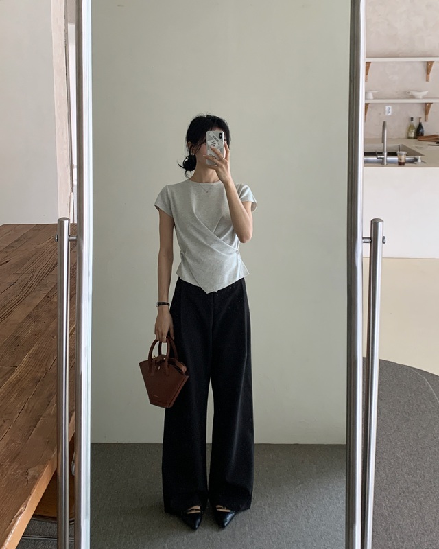 10 cách mặc quần đen sành điệu trong mọi hoàn cảnh, dành cho ai thích phong cách basic- Ảnh 7. 10 cách mặc quần đen sành điệu trong mọi hoàn cảnh, dành cho ai thích phong cách basic- Ảnh 7.