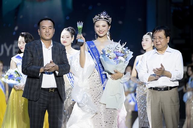 Nữ sinh quê Thanh Hóa - Nguyễn Thị Mỹ Linh đăng quang Hoa hậu Biển đảo Việt Nam- Ảnh 2. Nữ sinh quê Thanh Hóa - Nguyễn Thị Mỹ Linh đăng quang Hoa hậu Biển đảo Việt Nam- Ảnh 2.