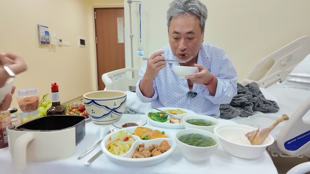 Đạo diễn Nguyễn Quang Dũng nhập viện vì nhồi máu cơ tim, bạn gái chăm tận tình- Ảnh 1. Đạo diễn Nguyễn Quang Dũng nhập viện vì nhồi máu cơ tim, bạn gái chăm tận tình- Ảnh 1.