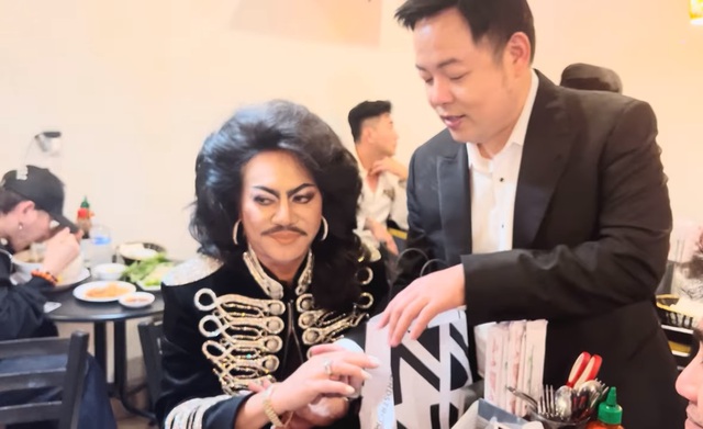 Nam danh ca có 9 con 27 cháu, đeo kim cương đầy người khiến đàn em choáng váng- Ảnh 1.