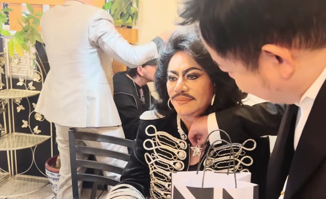 Nam danh ca có 9 con 27 cháu, đeo kim cương đầy người khiến đàn em choáng váng- Ảnh 2.