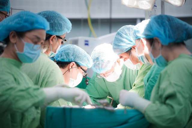 Bệnh viện Chợ Rẫy trắng đêm, xuyên lễ tiếp nhận tạng hiến và ghép thành công cho 6 bệnh nhân trong 24 giờ- Ảnh 1. Bệnh viện Chợ Rẫy trắng đêm, xuyên lễ tiếp nhận tạng hiến và ghép thành công cho 6 bệnh nhân trong 24 giờ- Ảnh 1.