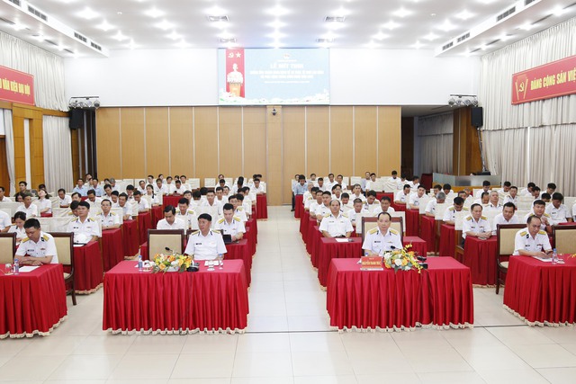 Các đại biểu dự buổi mít tinh. Các đại biểu dự buổi mít tinh.