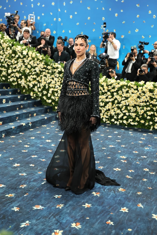 Met Gala 2025: Anne Hathaway không có gì bất ngờ, Lisa được khuyên nên mặc quần dài còn Jennie thì đẹp nhất từ trước tới nay- Ảnh 7. Met Gala 2025: Anne Hathaway không có gì bất ngờ, Lisa được khuyên nên mặc quần dài còn Jennie thì đẹp nhất từ trước tới nay- Ảnh 7.
