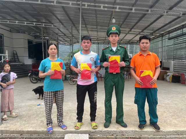 3. Đồn BPCK Trà Lĩnh phối hợp với chính quyền địa phương 04 xã, thị trấn trên địa bàn tổ chức tặng 500 lá cờ tổ quốc và hướng dẫn treo cờ cho nhân dân các xóm biên giới trên địa bàn đơn vị phụ trách. 3. Đồn BPCK Trà Lĩnh phối hợp với chính quyền địa phương 04 xã, thị trấn trên địa bàn tổ chức tặng 500 lá cờ tổ quốc và hướng dẫn treo cờ cho nhân dân các xóm biên giới trên địa bàn đơn vị phụ trách.