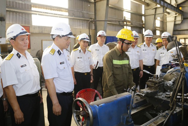 Kiểm tra công tác an toàn tại Công ty CP Dịch vụ kỹ thuật Tân cảng. Kiểm tra công tác an toàn tại Công ty CP Dịch vụ kỹ thuật Tân cảng.