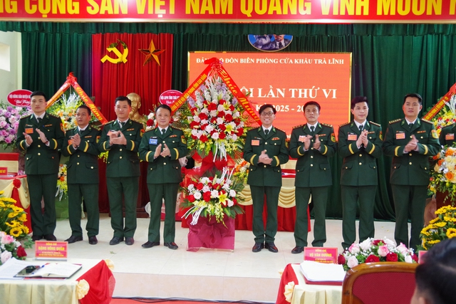 4. Đảng ủy BĐBP tỉnh tặng hoa chúc mừng Đại hội. 4. Đảng ủy BĐBP tỉnh tặng hoa chúc mừng Đại hội.
