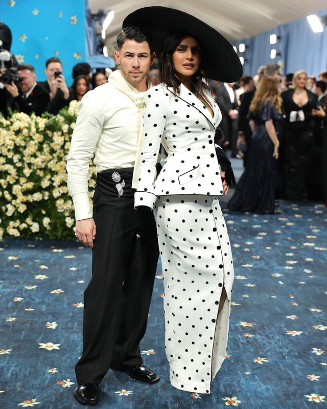 Met Gala 2025: Anne Hathaway không có gì bất ngờ, Lisa được khuyên nên mặc quần dài còn Jennie thì đẹp nhất từ trước tới nay- Ảnh 12. Met Gala 2025: Anne Hathaway không có gì bất ngờ, Lisa được khuyên nên mặc quần dài còn Jennie thì đẹp nhất từ trước tới nay- Ảnh 12.