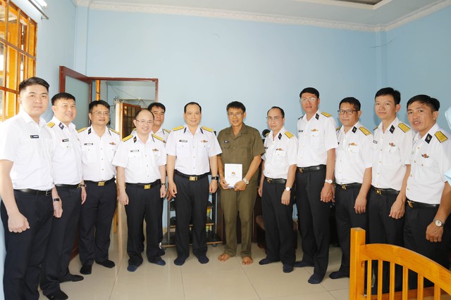 Tân cảng Sài Gòn phát động Tháng Công nhân và Tháng hành động về an toàn, vệ sinh lao động năm 2025- Ảnh 5. Tân cảng Sài Gòn phát động Tháng Công nhân và Tháng hành động về an toàn, vệ sinh lao động năm 2025- Ảnh 5.