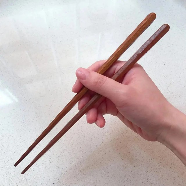 Bác sĩ đến chơi nhà, thấy đôi đũa trên bàn ăn thì lập tức quát to: "Sao còn chưa vứt đi?!"- Ảnh 1.