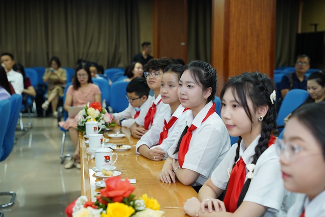 Đội viên, thiếu nhi có thành tích xuất sắc tham dự họp báo. Đội viên, thiếu nhi có thành tích xuất sắc tham dự họp báo.