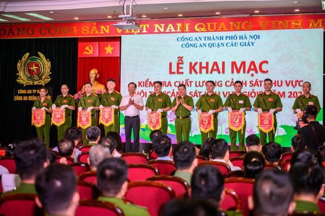 Công tác bảo đảm an ninh, trật tự theo chức năng của lực lượng cảnh sát khu vực trên địa bàn quận Cầu Giấy, thành phố Hà Nội- Ảnh 2. Công tác bảo đảm an ninh, trật tự theo chức năng của lực lượng cảnh sát khu vực trên địa bàn quận Cầu Giấy, thành phố Hà Nội- Ảnh 2.