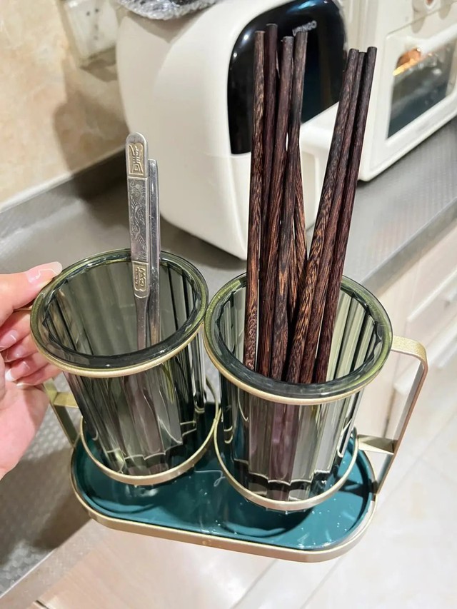 Bác sĩ đến chơi nhà, thấy đôi đũa trên bàn ăn thì lập tức quát to: "Sao còn chưa vứt đi?!"- Ảnh 5.