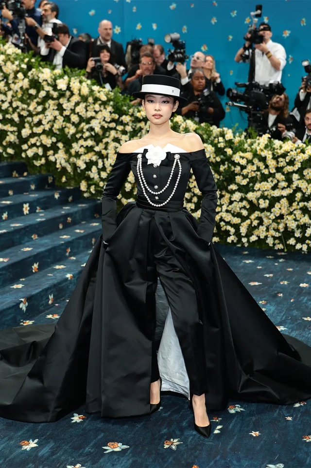 Met Gala 2025: Anne Hathaway không có gì bất ngờ, Lisa được khuyên nên mặc quần dài còn Jennie thì đẹp nhất từ trước tới nay- Ảnh 11. Met Gala 2025: Anne Hathaway không có gì bất ngờ, Lisa được khuyên nên mặc quần dài còn Jennie thì đẹp nhất từ trước tới nay- Ảnh 11.