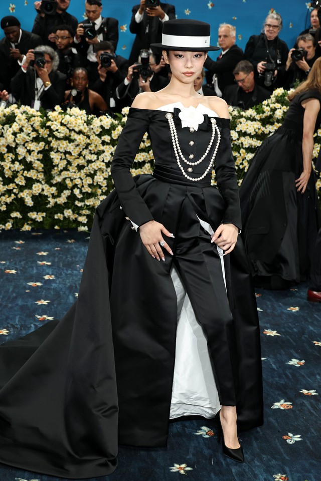 Thực hư nam ca sĩ tỷ view ngã “bổ nhào”’ tại Met Gala 2025, tranh spotlight của dàn sao hạng A- Ảnh 2. Thực hư nam ca sĩ tỷ view ngã “bổ nhào”’ tại Met Gala 2025, tranh spotlight của dàn sao hạng A- Ảnh 2.