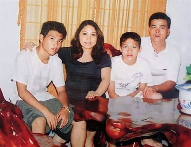 Nữ ca sĩ đem hai con đi hát, bị một nam danh ca chê bai, bắt ở khách sạn khác- Ảnh 1. Nữ ca sĩ đem hai con đi hát, bị một nam danh ca chê bai, bắt ở khách sạn khác- Ảnh 1.