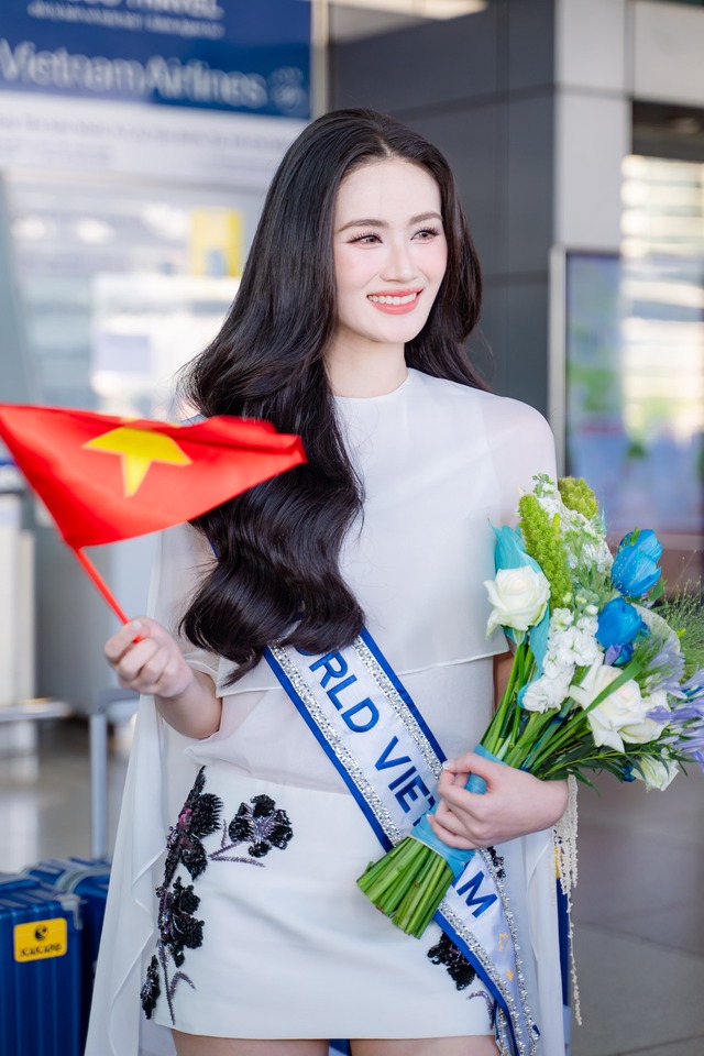 Hoa hậu Ý Nhi ngày đầu tại Miss World: Đụng dàn "ngựa chiến", nói tiếng Anh thế nào mà bị bắt bẻ?- Ảnh 5. Hoa hậu Ý Nhi ngày đầu tại Miss World: Đụng dàn "ngựa chiến", nói tiếng Anh thế nào mà bị bắt bẻ?- Ảnh 5.