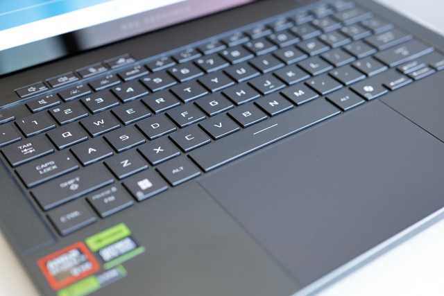 Đánh giá ROG Zephyrus G14 2025: Không ai nghĩ laptop gaming mỏng nhẹ như này lại “giấu hàng nặng” RTX 5080- Ảnh 1. Đánh giá ROG Zephyrus G14 2025: Không ai nghĩ laptop gaming mỏng nhẹ như này lại “giấu hàng nặng” RTX 5080- Ảnh 1.