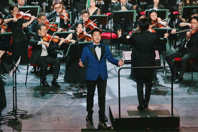NSND Quốc Hưng hát "Việt Nam quê hương tôi" cùng dàn nhạc giao hưởng Kazakhstan- Ảnh 5. NSND Quốc Hưng hát "Việt Nam quê hương tôi" cùng dàn nhạc giao hưởng Kazakhstan- Ảnh 5.