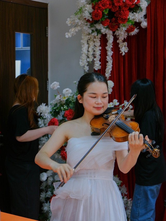 Đồ án tốt nghiệp của "con nhà người ta" sáng tạo đến mức bê cả đám hỏi đến trường: Sinh viên hóa cô dâu, thầy cô thành khách mời hết!- Ảnh 4. Đồ án tốt nghiệp của "con nhà người ta" sáng tạo đến mức bê cả đám hỏi đến trường: Sinh viên hóa cô dâu, thầy cô thành khách mời hết!- Ảnh 4.