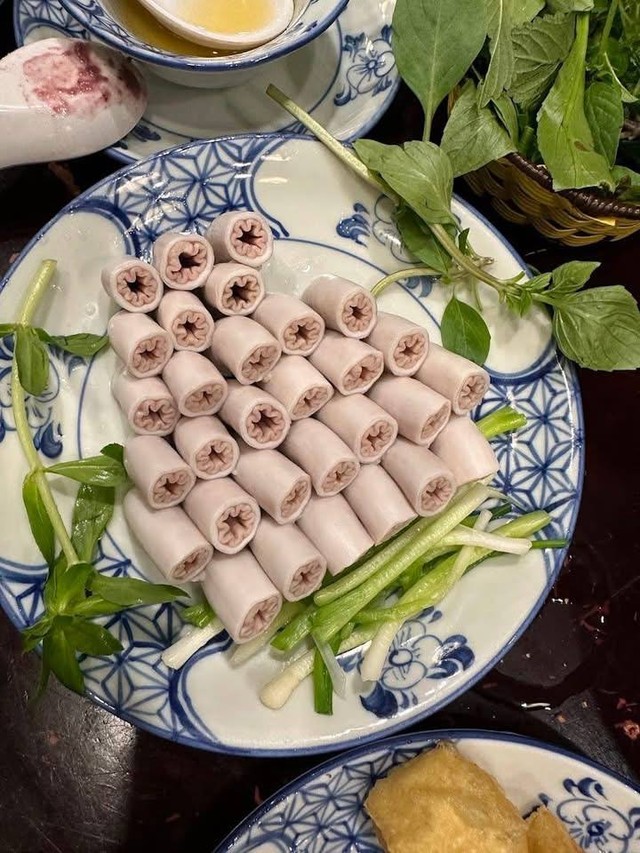 Dân sành ăn tiết lộ loạt quán lòng ngon không phải ai cũng biết ở Hà Nội, bất ngờ với nơi bán 500k/đĩa mà khách vẫn nườm nượp- Ảnh 5. Dân sành ăn tiết lộ loạt quán lòng ngon không phải ai cũng biết ở Hà Nội, bất ngờ với nơi bán 500k/đĩa mà khách vẫn nườm nượp- Ảnh 5.